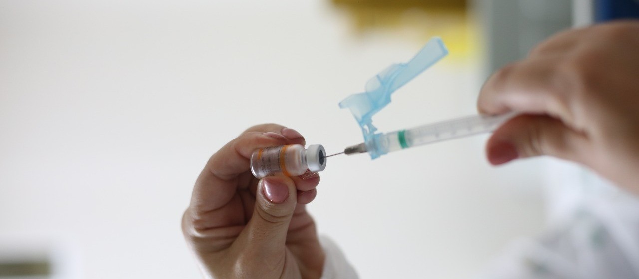 Esgota estoque de vacina para pessoas com 27 anos ou mais