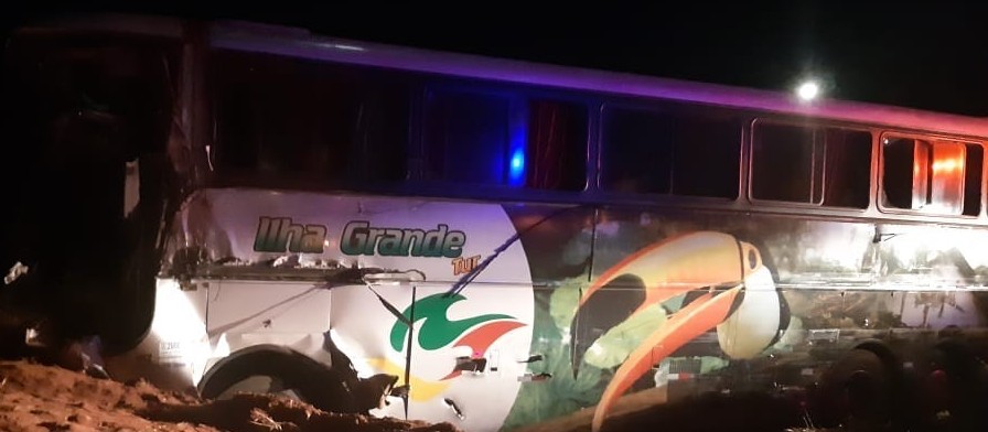 Morre no hospital uma das vítimas de acidente entre ônibus e caminhão
