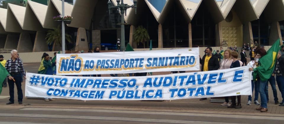 Apoiadores de Bolsonaro realizam ato pedindo voto impresso