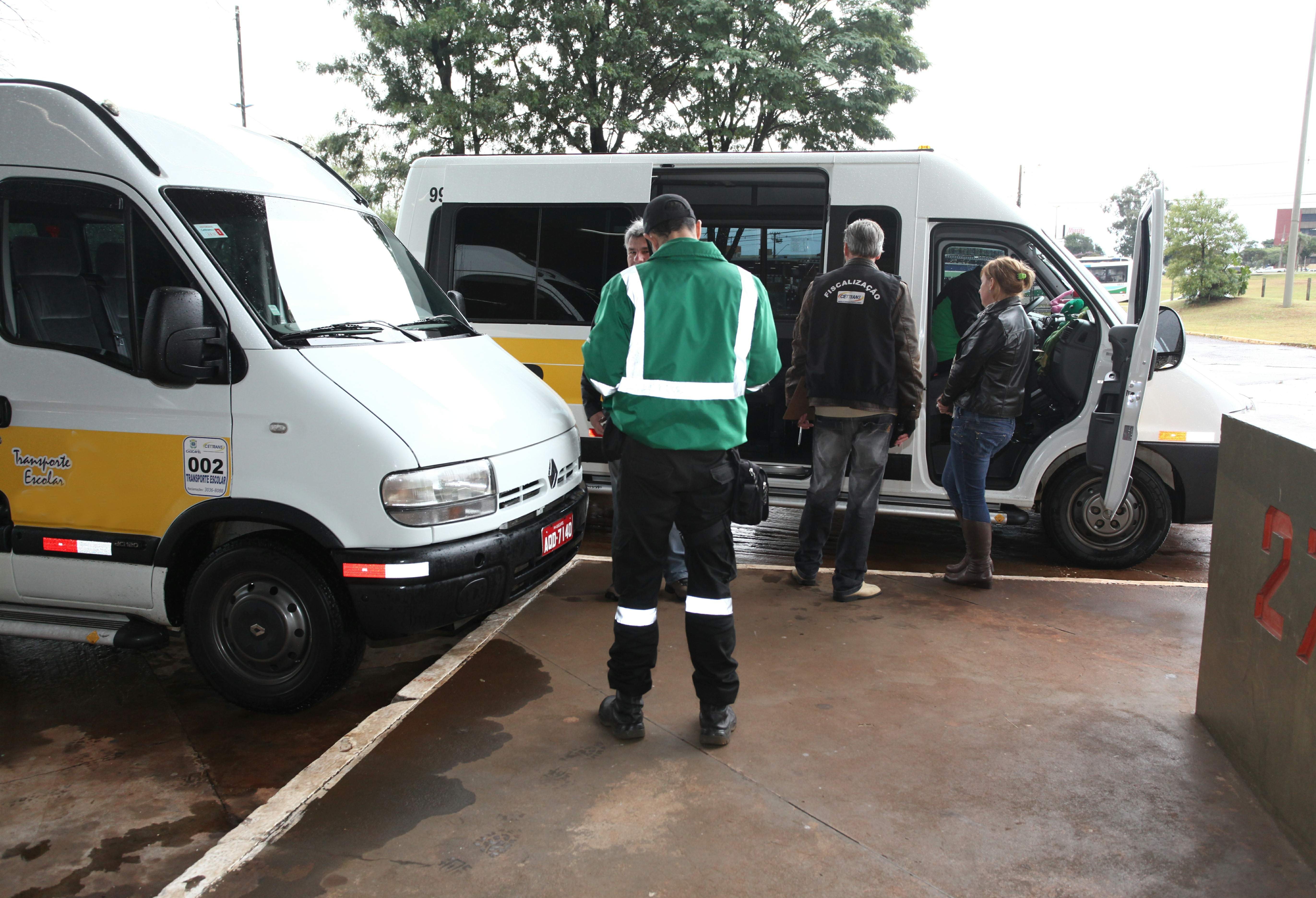 Vans escolares passam a fazer transportar de passageiros que não podem utilizar transporte público 