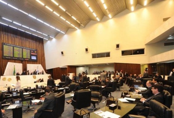 Projeto das “verbas de ressarcimento” dos deputados avança na Assembleia Legislativa