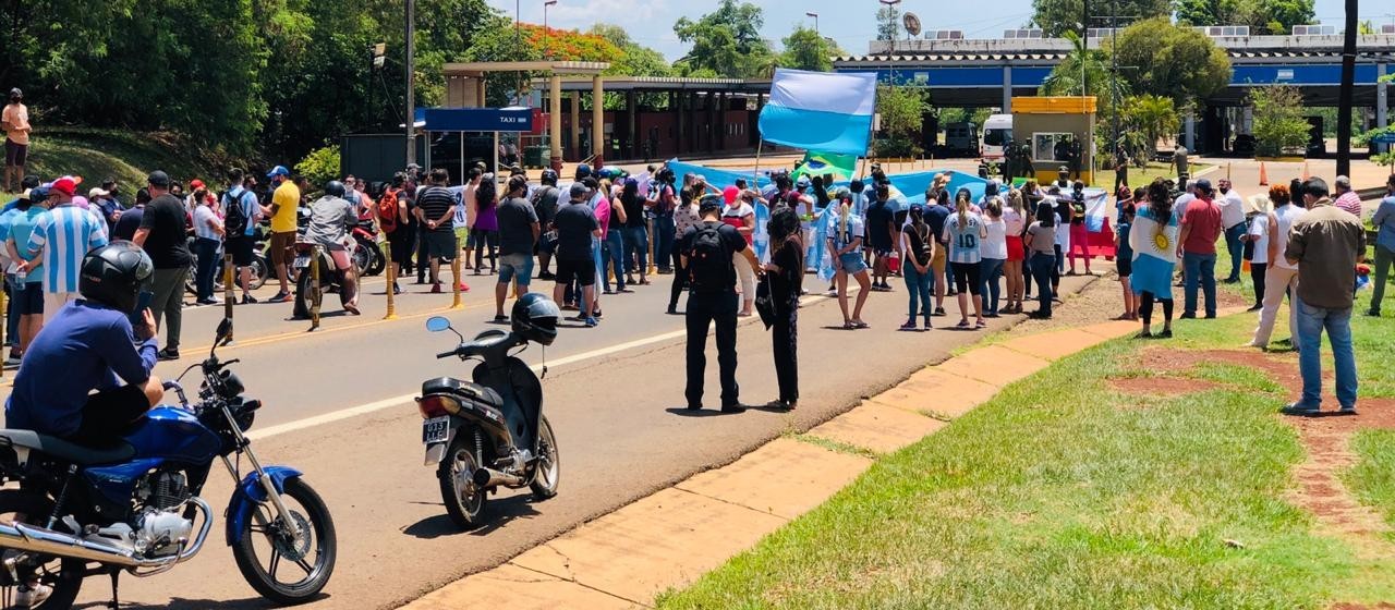Profissionais do turismo argentino protestam pela reabertura da ponte entre Argentina e Brasil 