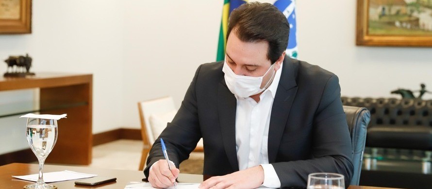 Governador sanciona lei que flexibiliza uso de máscaras; decreto libera uso em espaços abertos