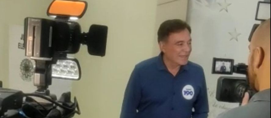 Alvaro Dias afirma que “eleitores têm que ensinar políticos”; candidato ao Senado votou em Londrina