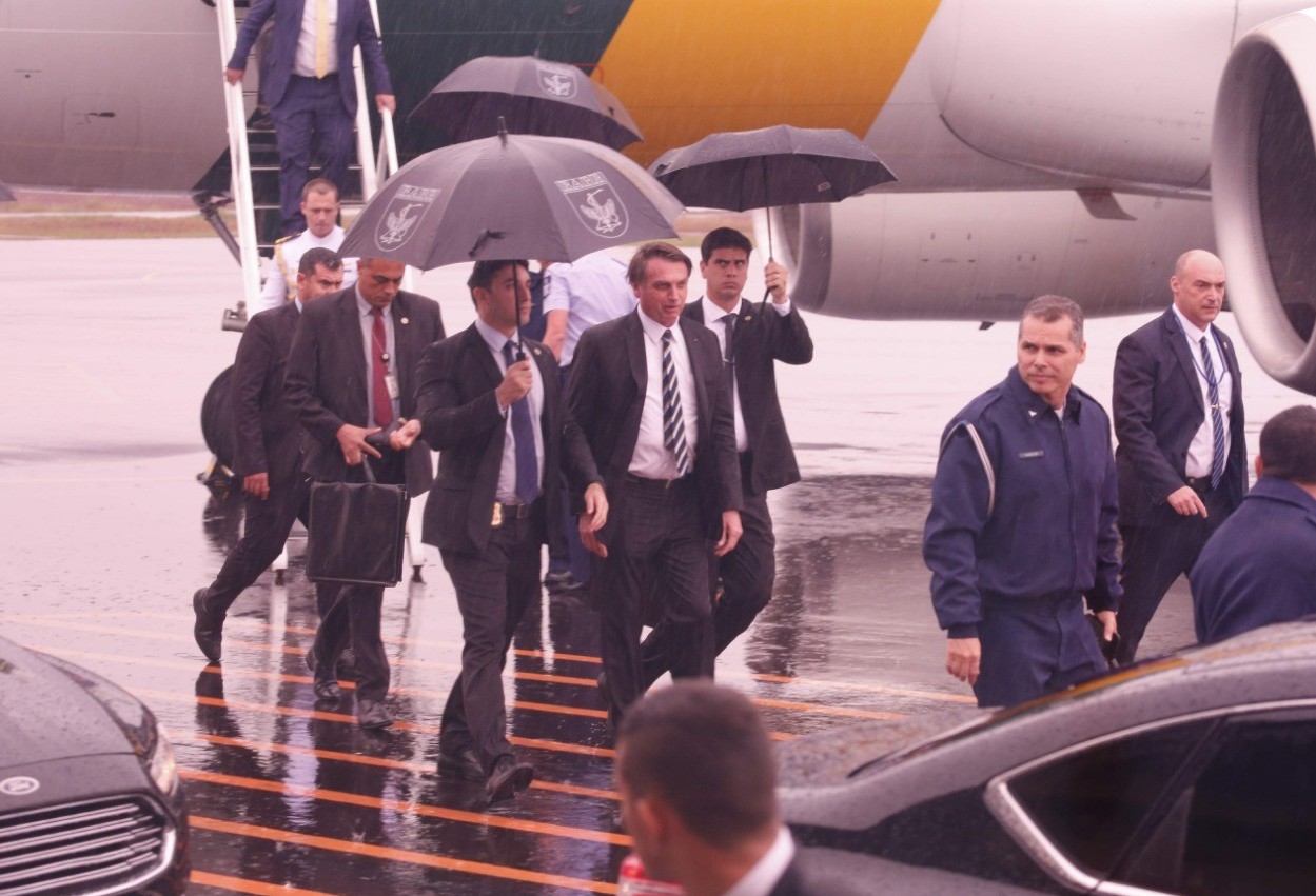 No aeroporto, presidente Jair Bolsonaro conversa com a imprensa