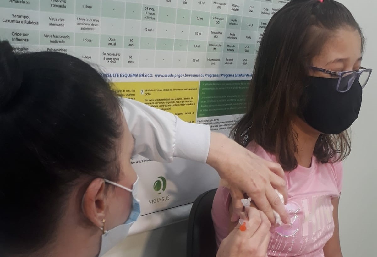 Crianças  são vacinadas contra Covid-19 em Cascavel 