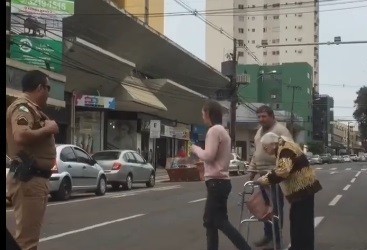 PM ajuda idosa a atravessar rua e vídeo ganha força nas redes sociais